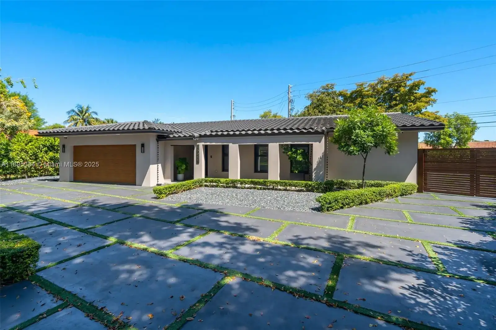 16511 Stonehaven Rd, Miami Lakes FL 33014 photo 2