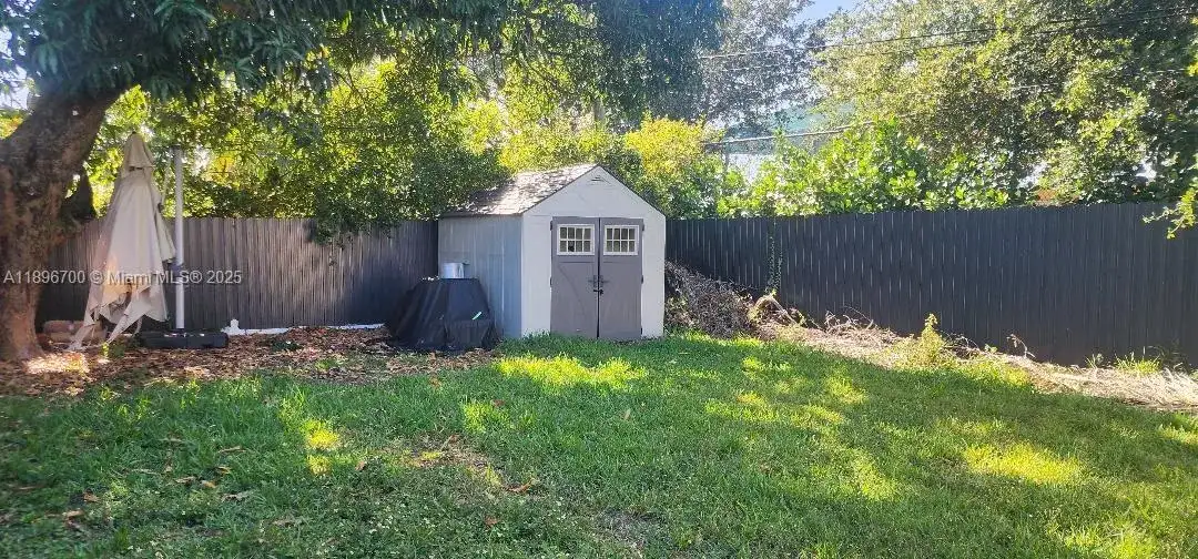 165 W 60th St, Hialeah FL 33012 photo 2