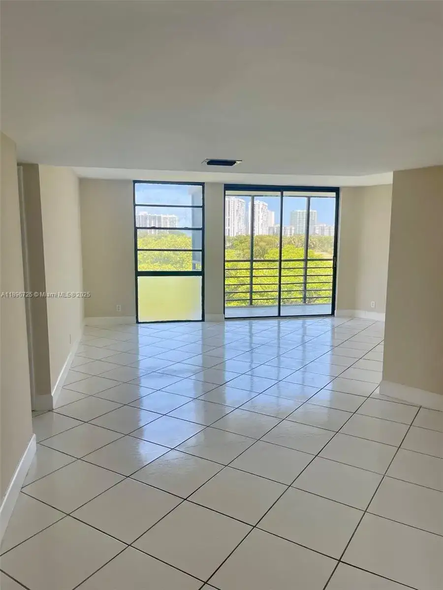 20400 W Country Club Dr # 608, Aventura FL 33180 photo 4