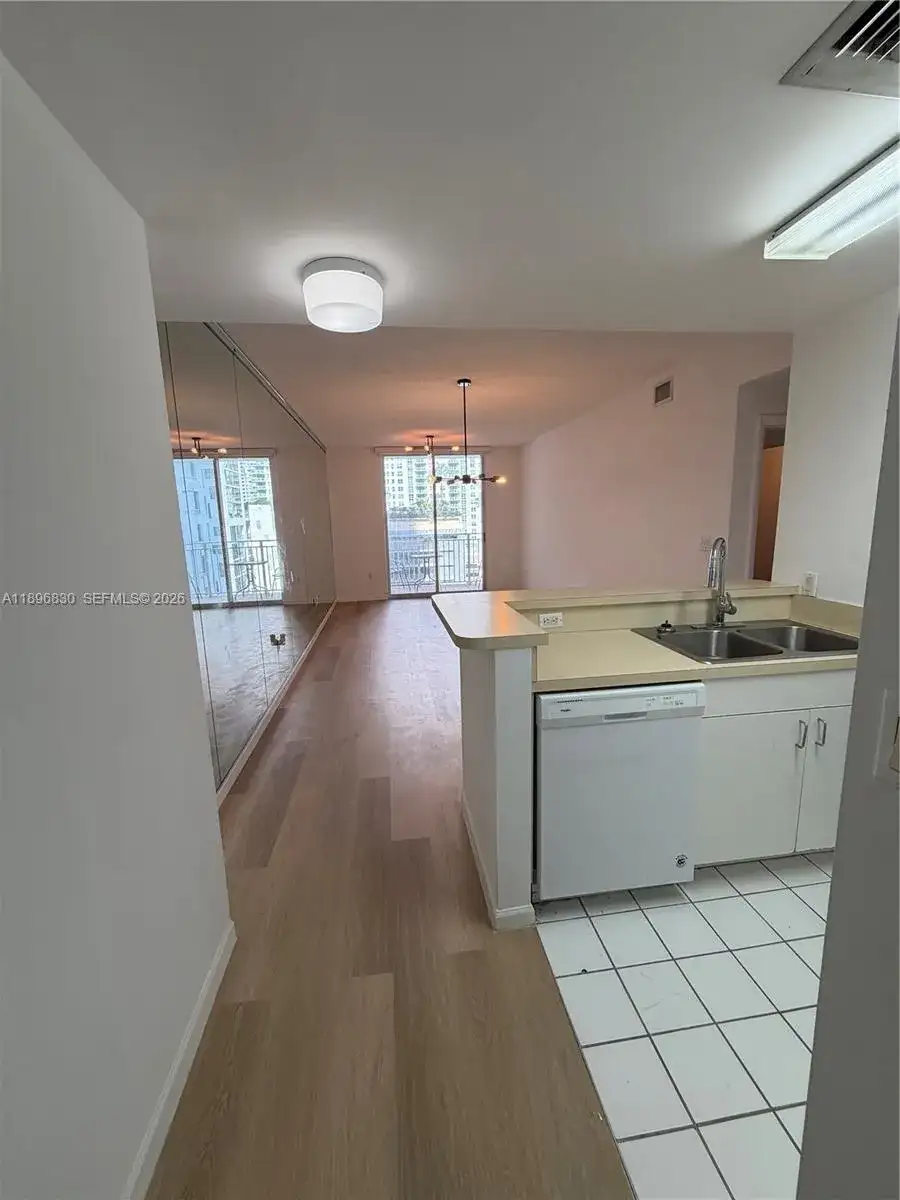 185 SE 14th Ter # 1411, Miami FL 33131 photo 4