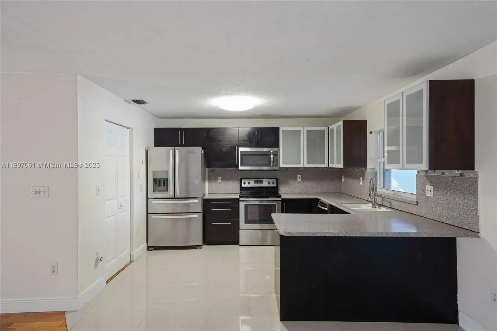 8881 NW 189th Ter, Hialeah FL 33018 photo 3