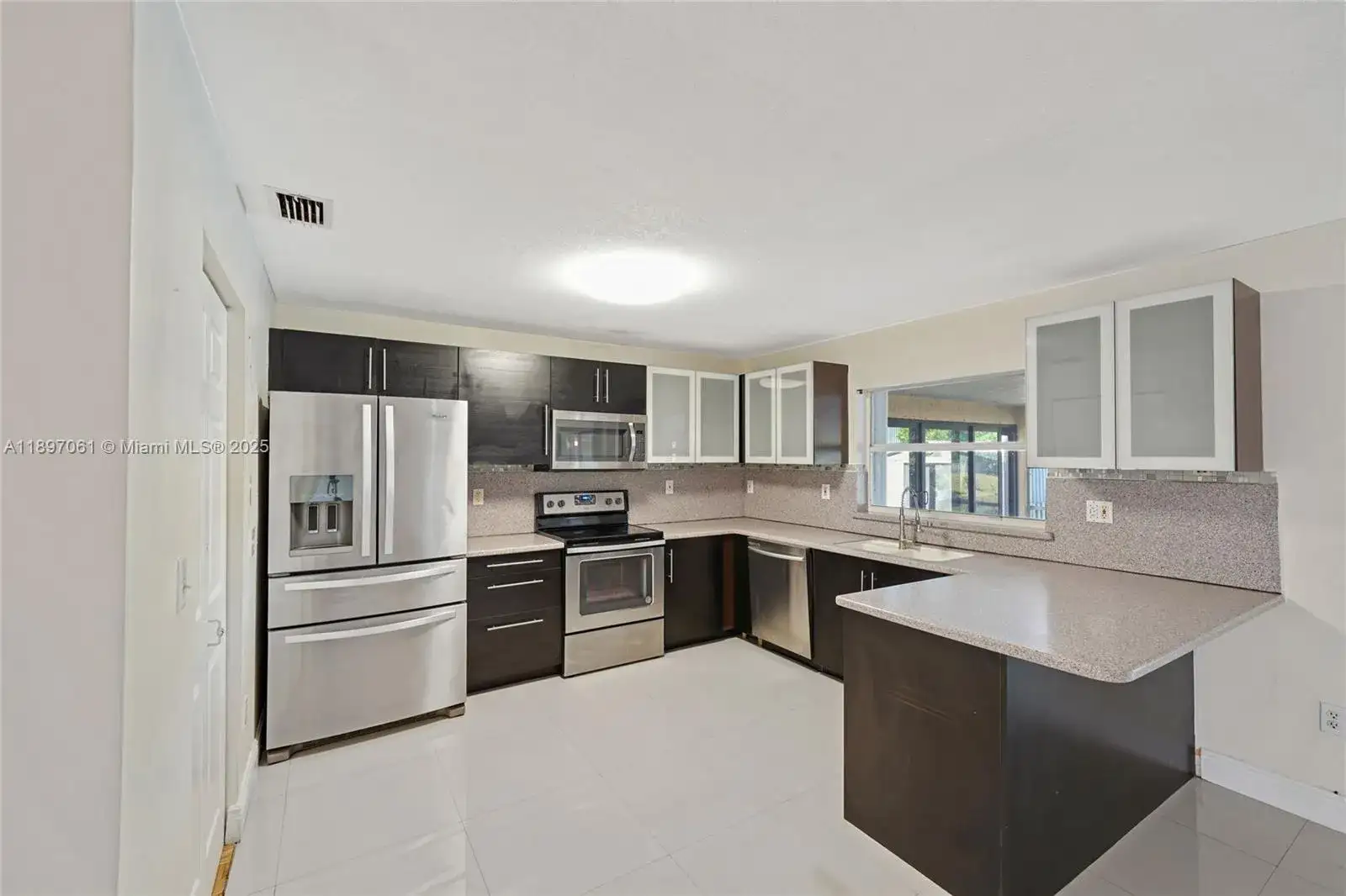 8881 NW 189th Ter, Hialeah FL 33018 photo 4