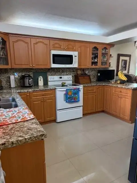 961 E 10th Pl, Hialeah FL 33010 photo 2