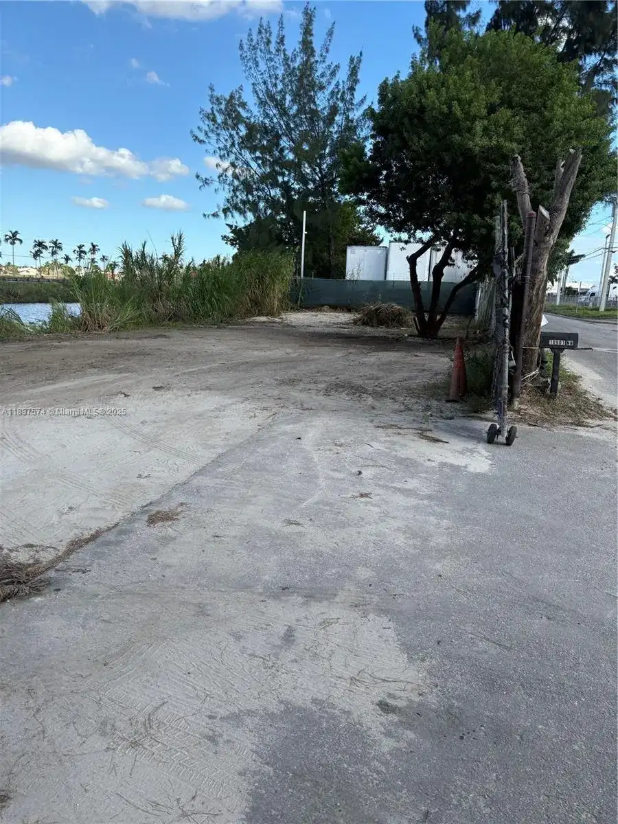 NW South River Dr, Medley FL 33178 photo 2