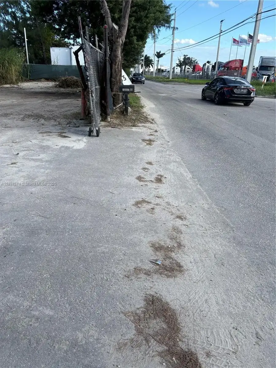 NW South River Dr, Medley FL 33178 photo 4