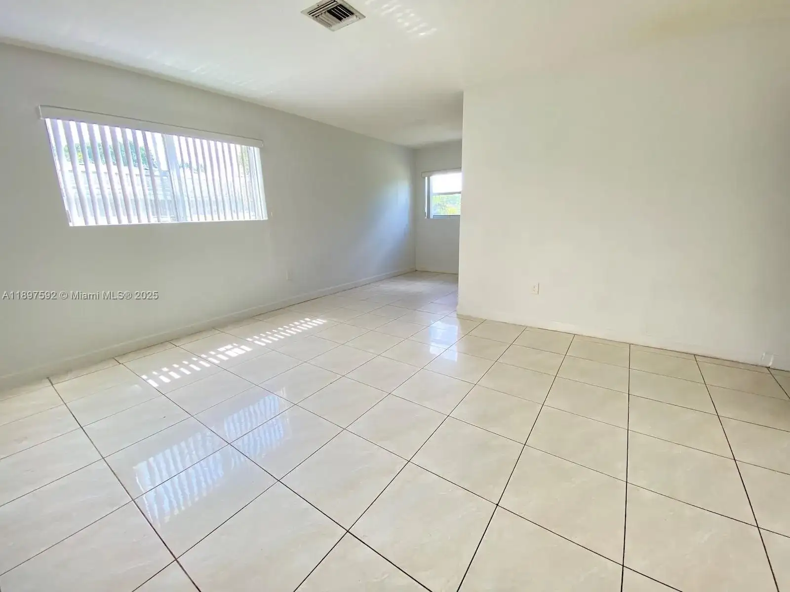 1121 NE 214th St, Miami FL 33179 photo 4