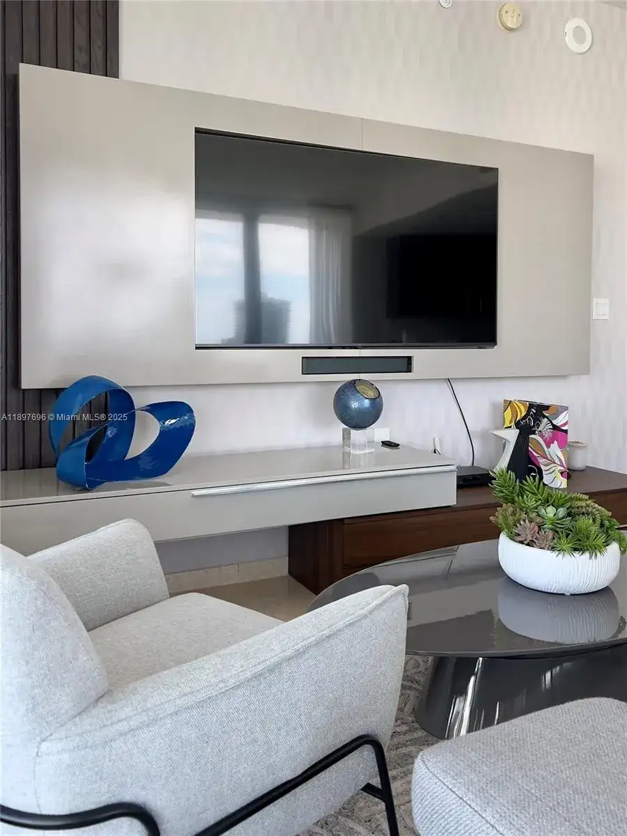 68 SE 6th St # 3611, Miami FL 33131 photo 5