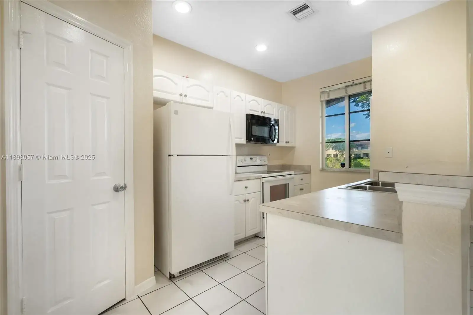6051 SW 19th Pl, North Lauderdale FL 33068 photo 4