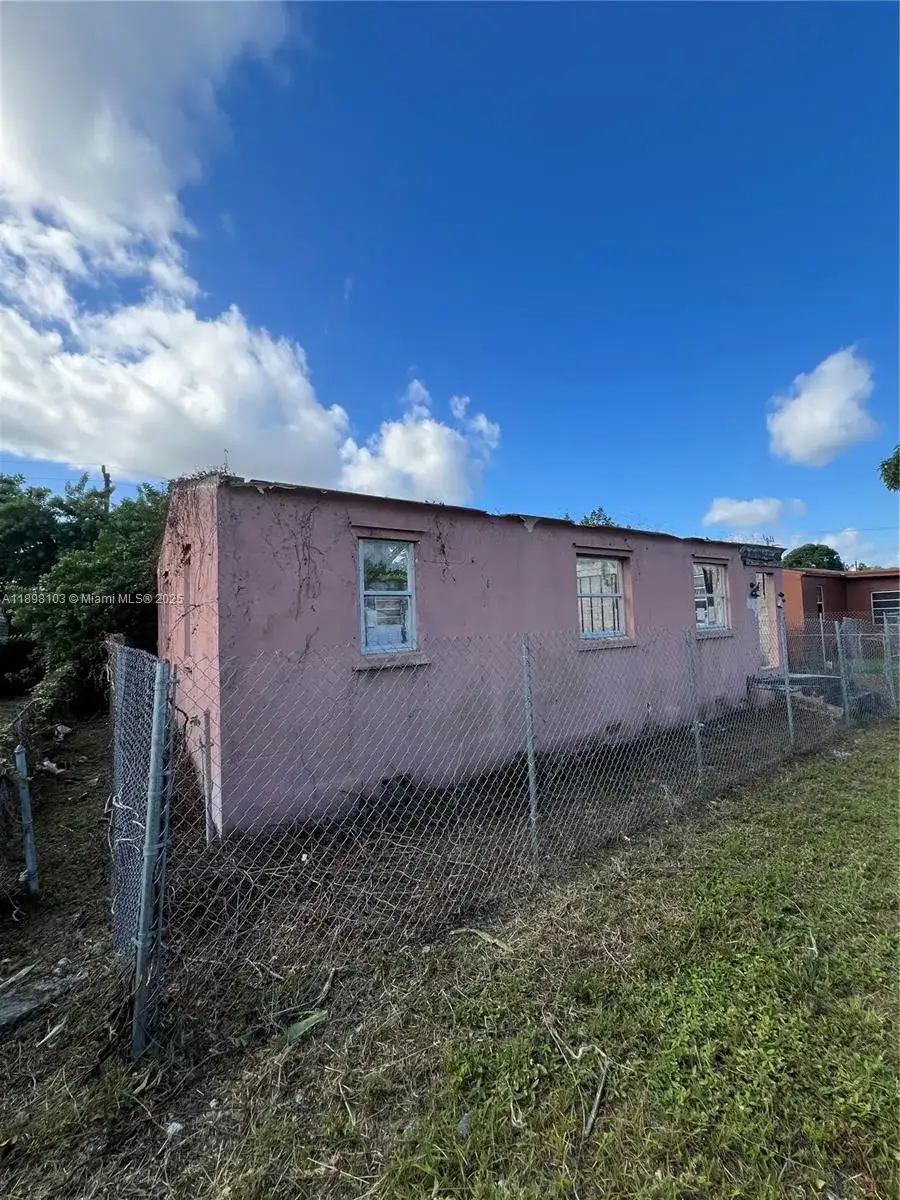 2122 Dewey St, Hollywood FL 33020 photo 2