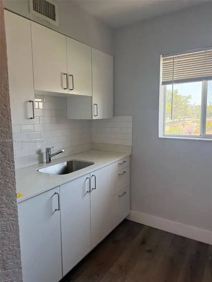 2330 NW 11th St # 46, Miami FL 33125 photo 4