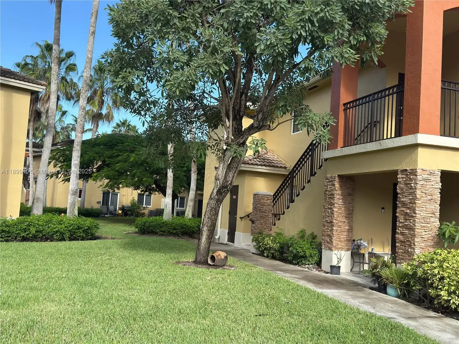 930 NE 34th Ave # 201, Homestead FL 33033 photo 2