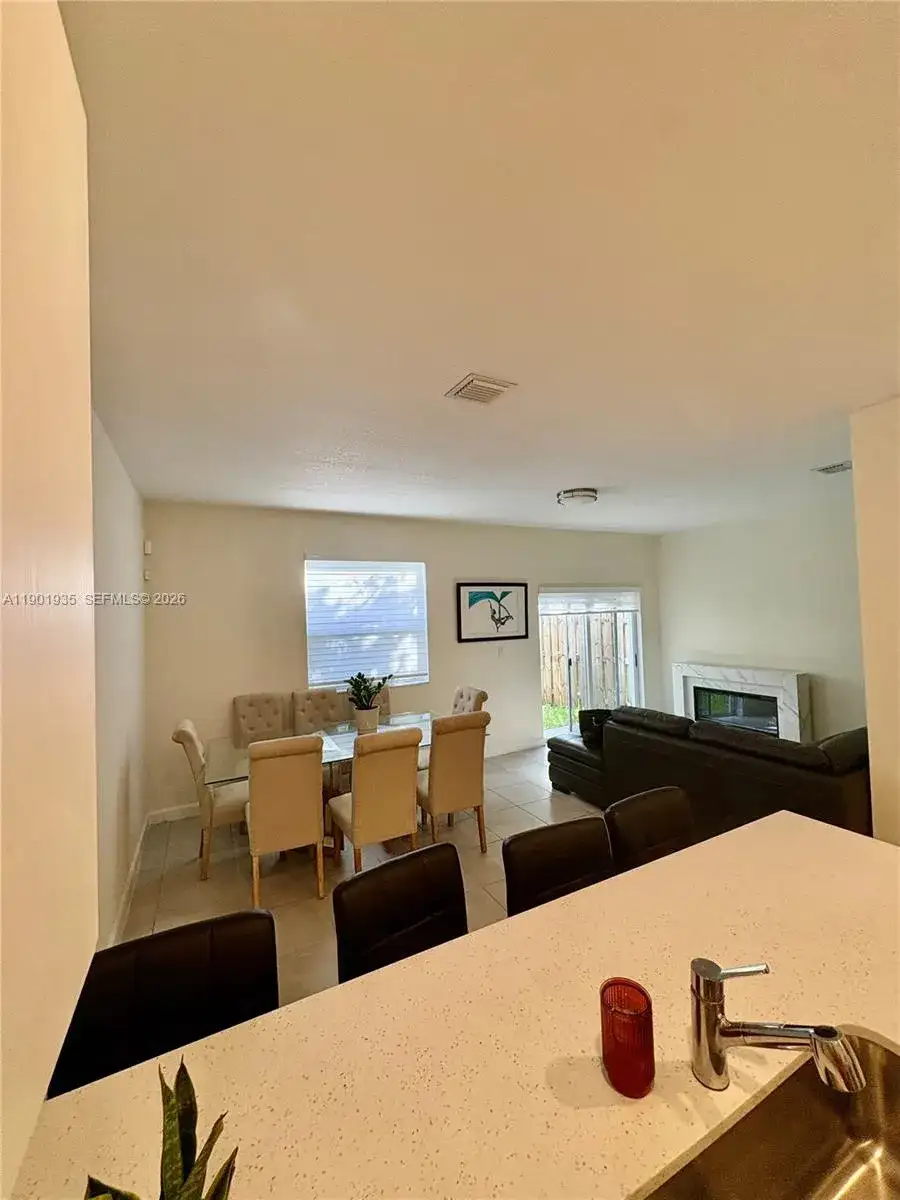 1020 SE 26th Ter, Homestead FL 33035 photo 2