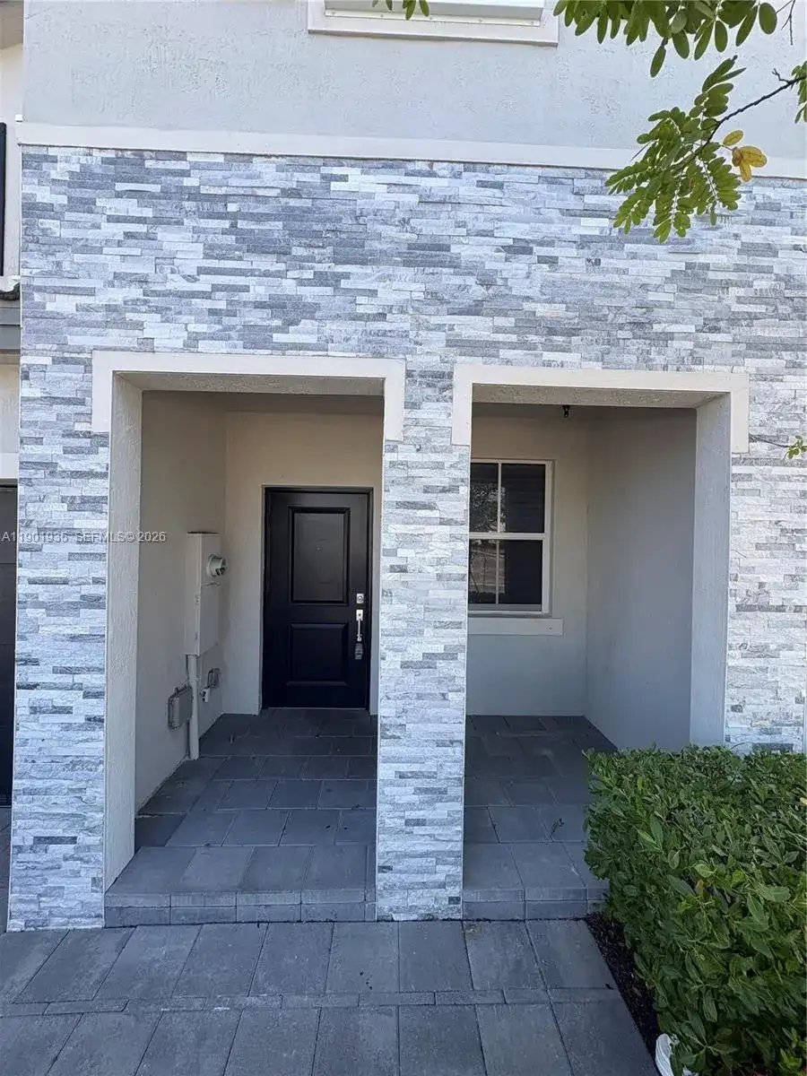 1020 SE 26th Ter, Homestead FL 33035 photo 3