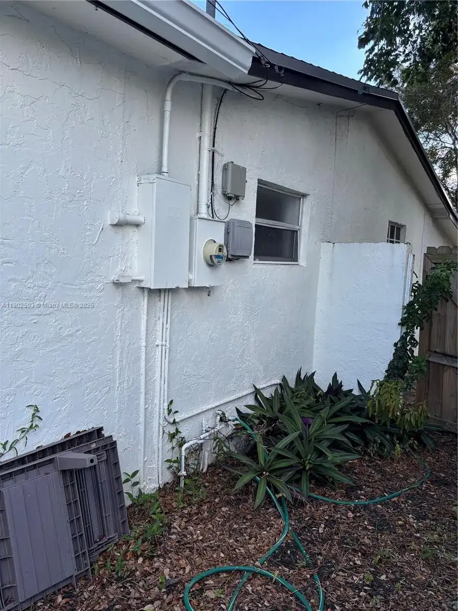 6541 Sherman St, Hollywood FL 33024 photo 2