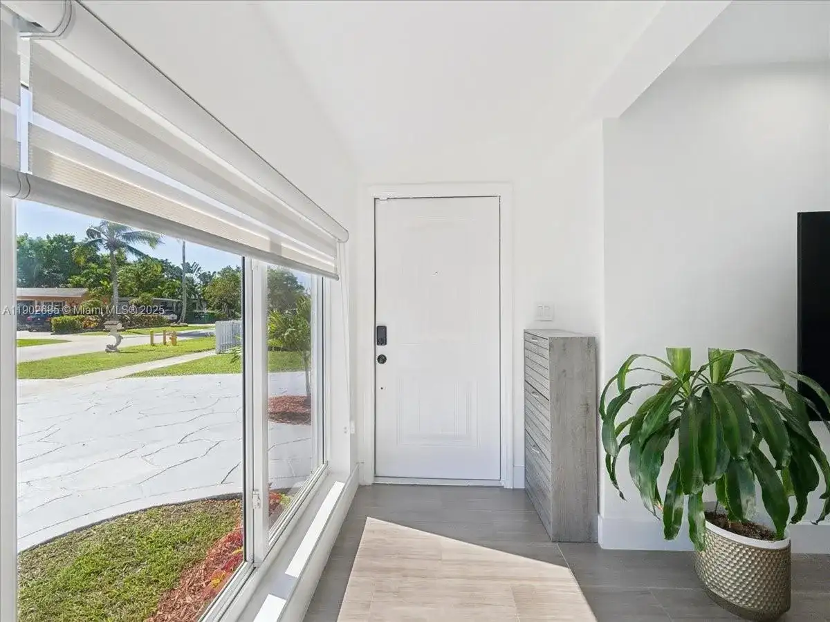 9371 Martinique Dr, Cutler Bay FL 33189 photo 4