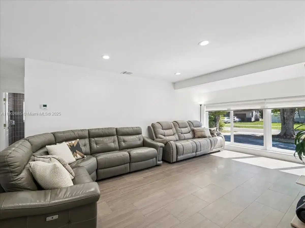 9371 Martinique Dr, Cutler Bay FL 33189 photo 5