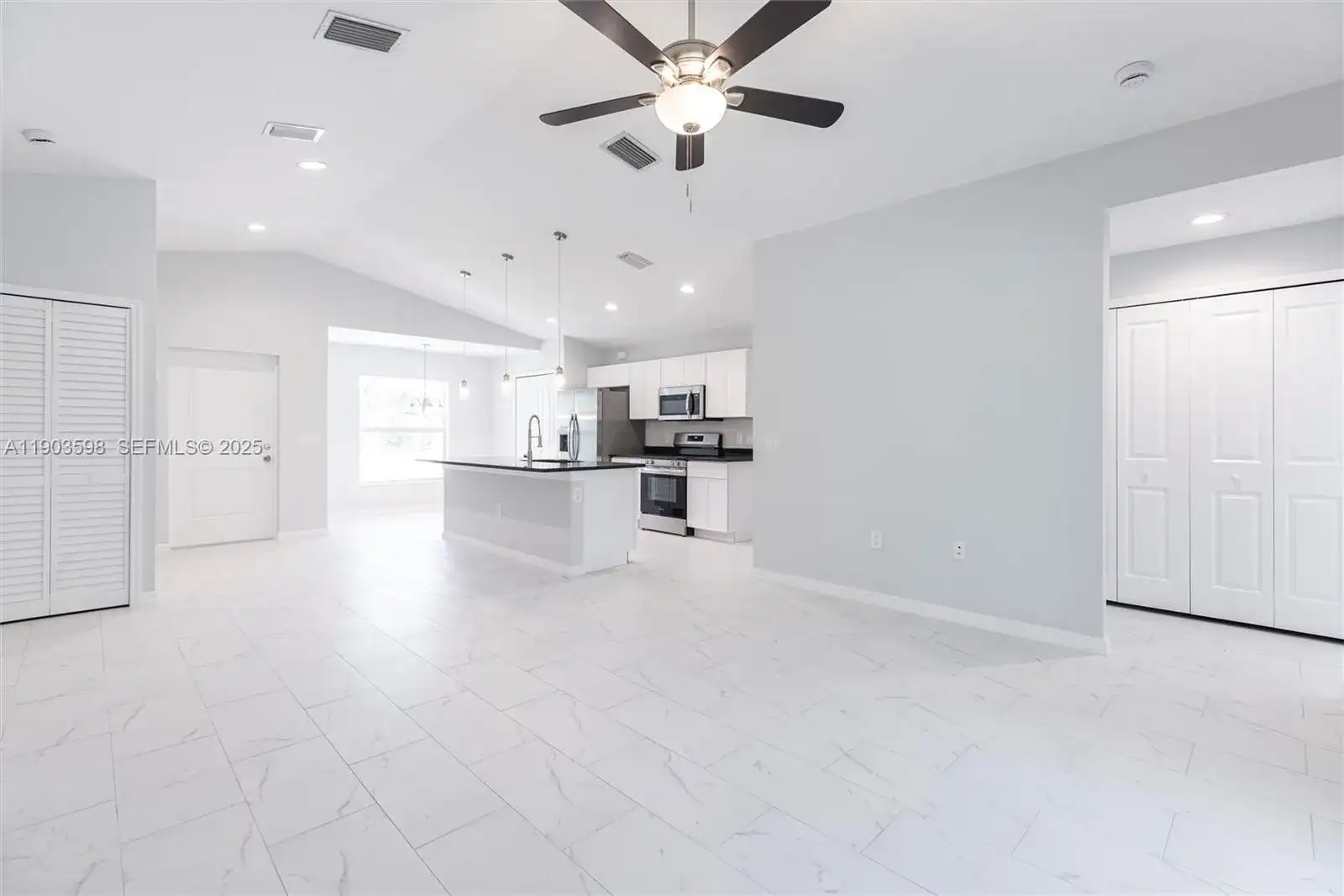 2005 Rosa Ct, Lehigh Acres FL 33972 photo 3