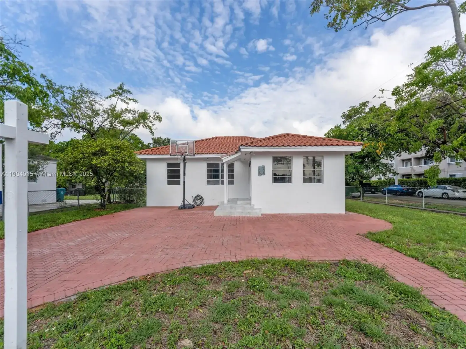 520 NW 32nd Pl, Miami FL 33125 photo 2