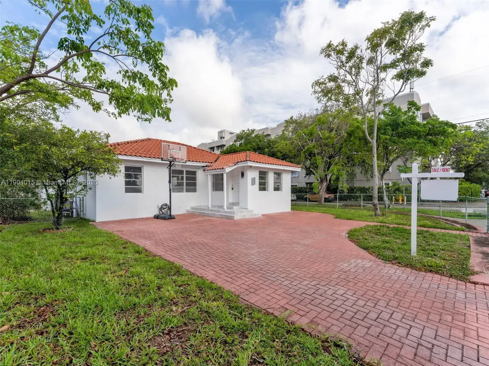 520 NW 32nd Pl, Miami FL 33125 photo 3
