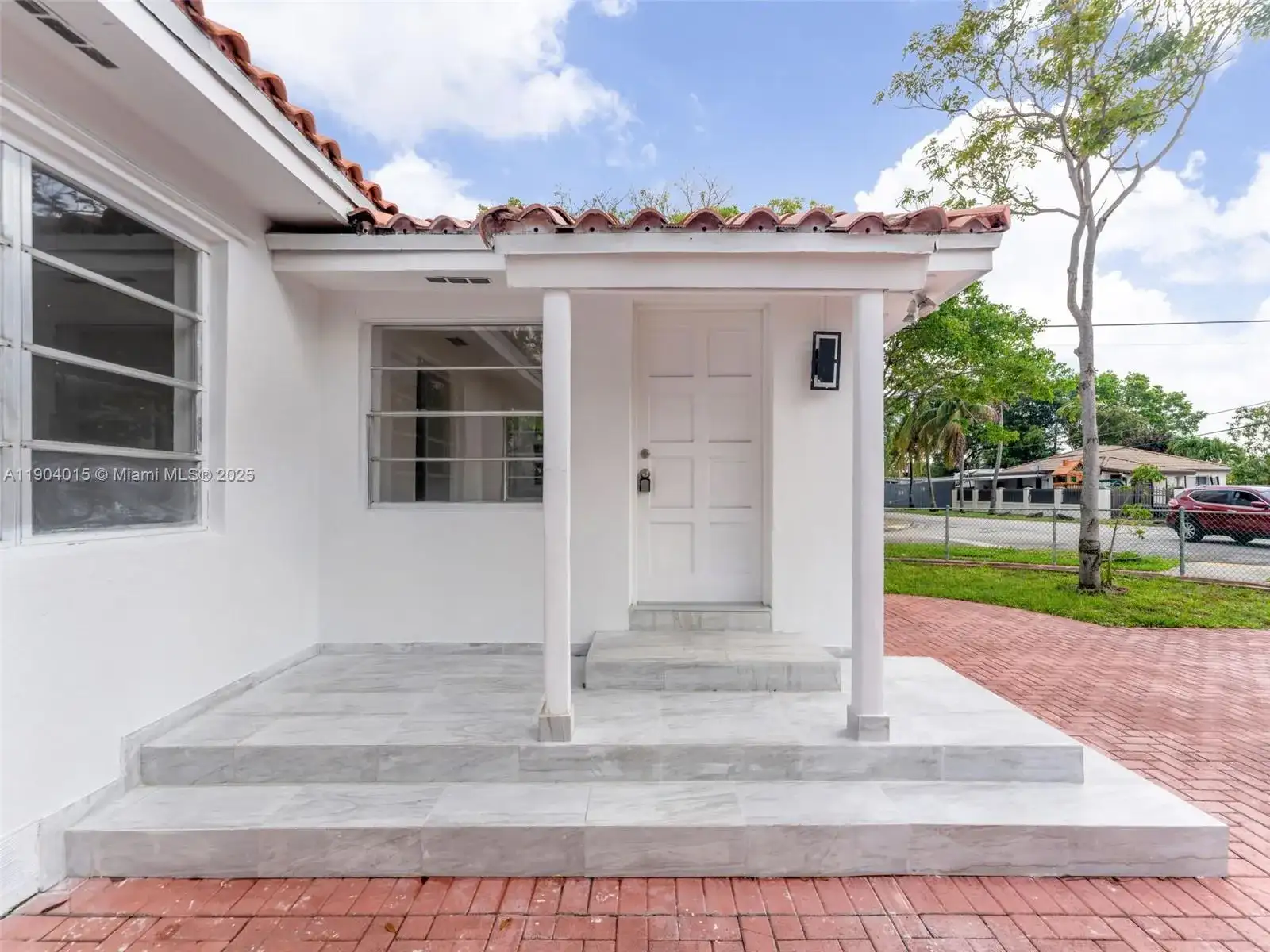 520 NW 32nd Pl, Miami FL 33125 photo 4