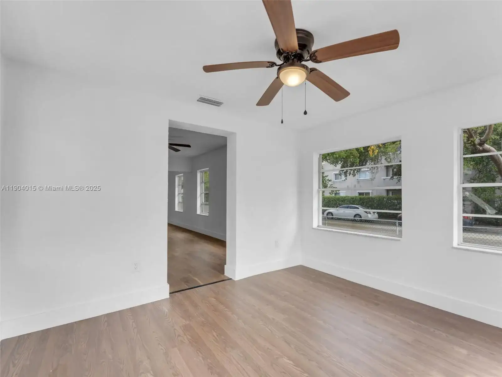 520 NW 32nd Pl, Miami FL 33125 photo 5