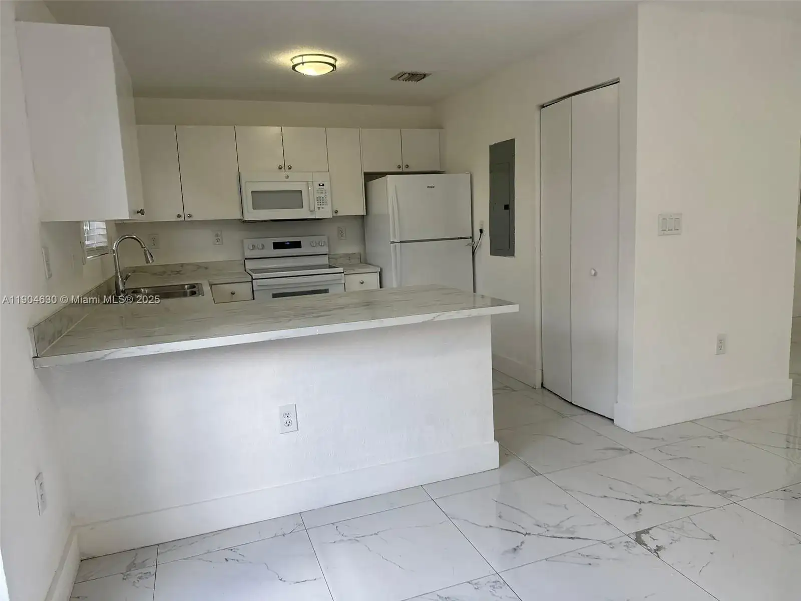 618 SW 2nd Pl, Florida City FL 33034 photo 2