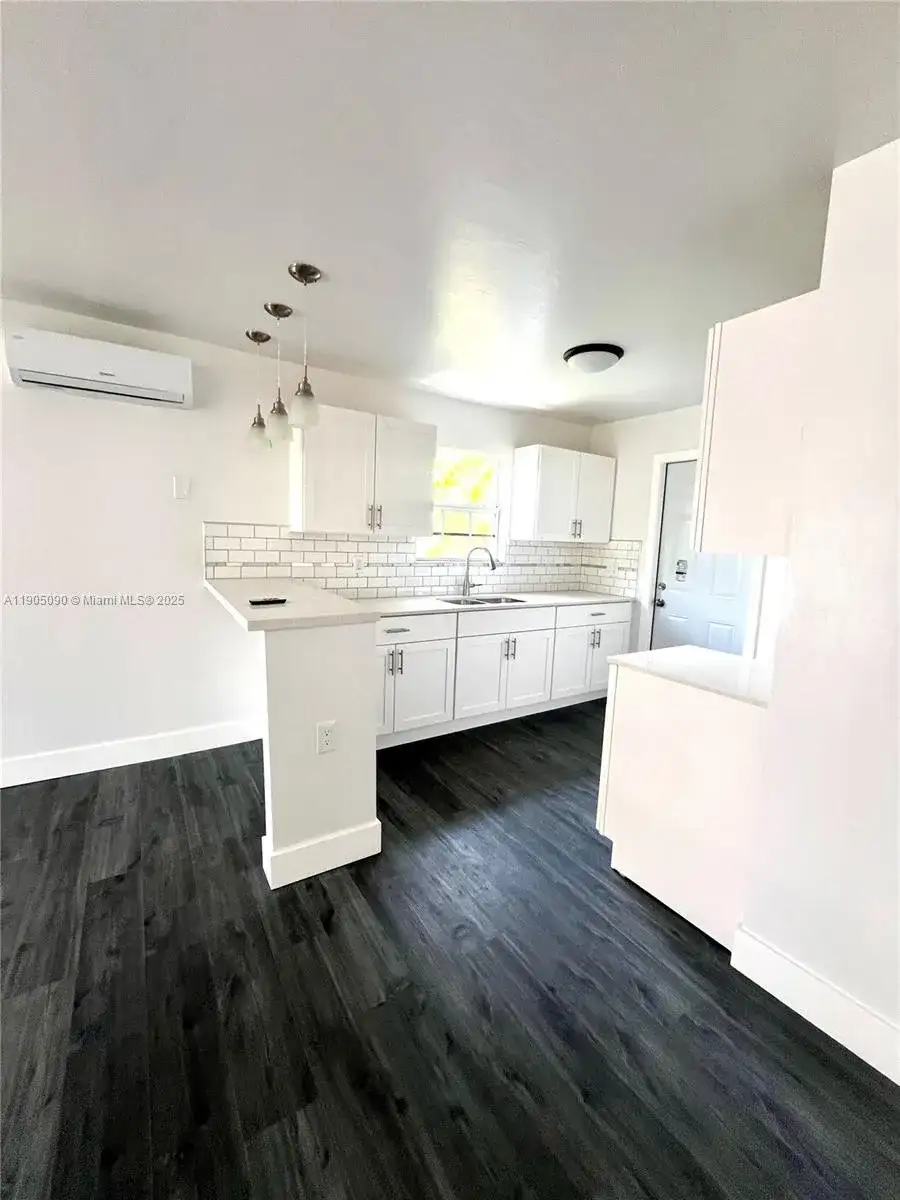 2331 NW 55th Ter, Miami FL 33142 photo 4