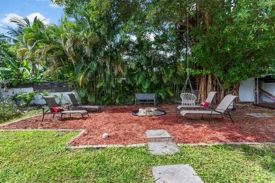 402 NW 102nd St, Miami FL 33150 photo 2