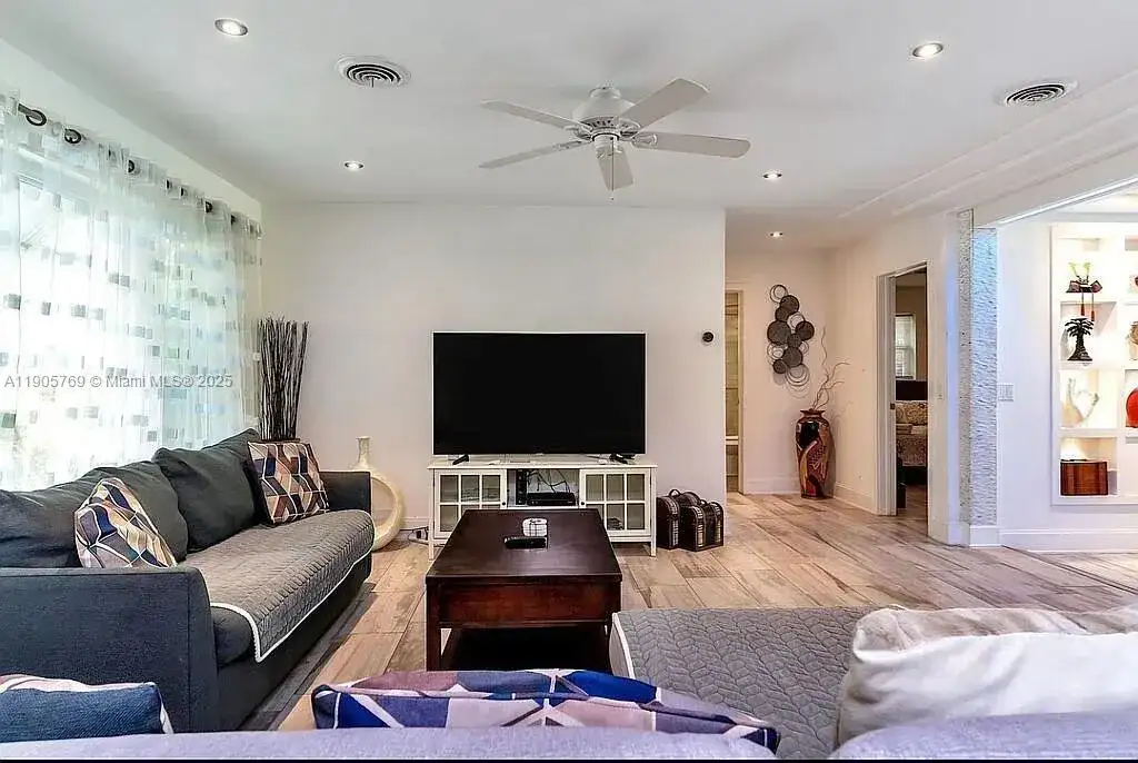 4521 NE 15th Ter, Oakland Park FL 33334 photo 4