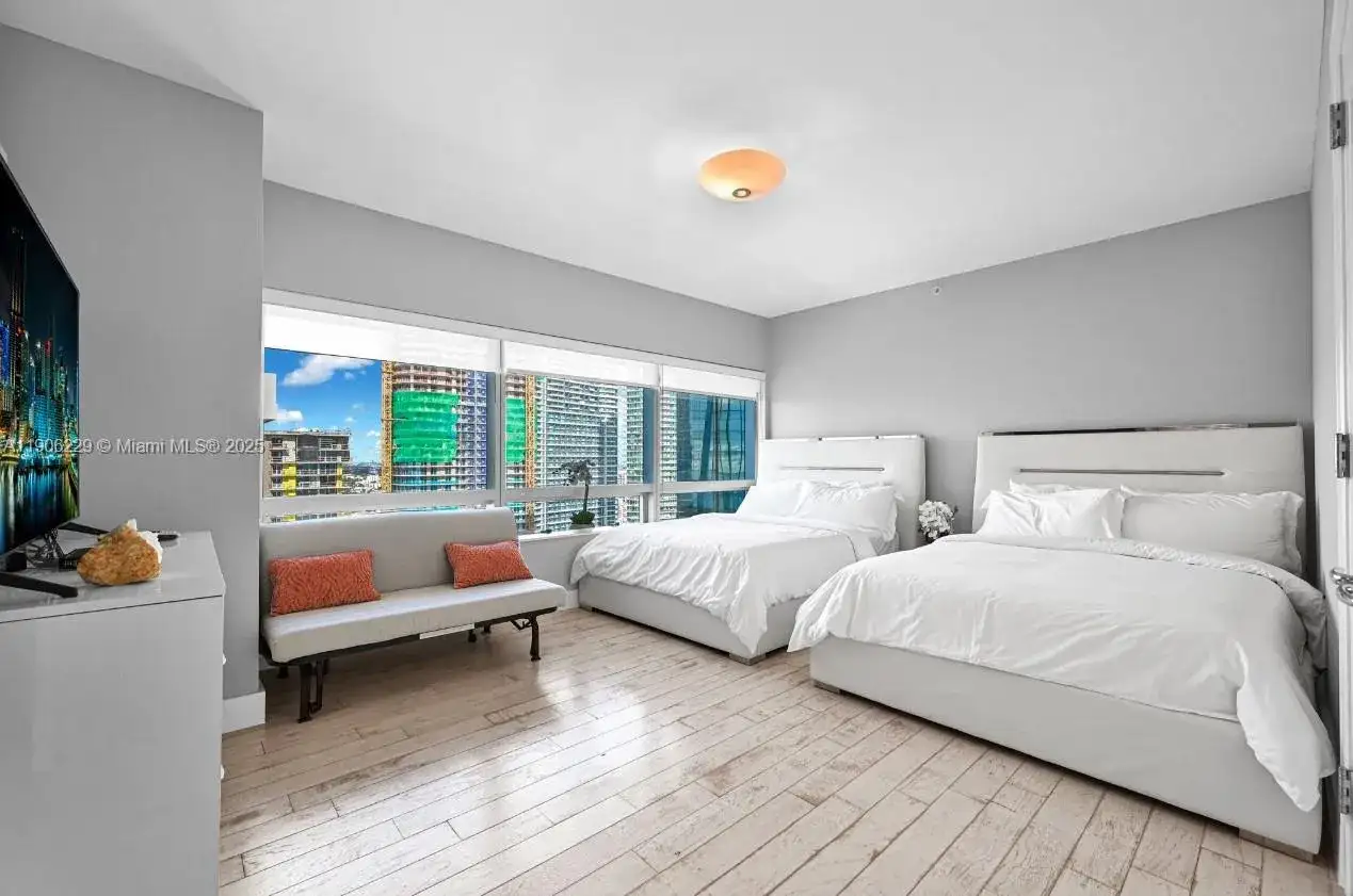 1435 Brickell Ave # 3401, Miami FL 33131 photo 2