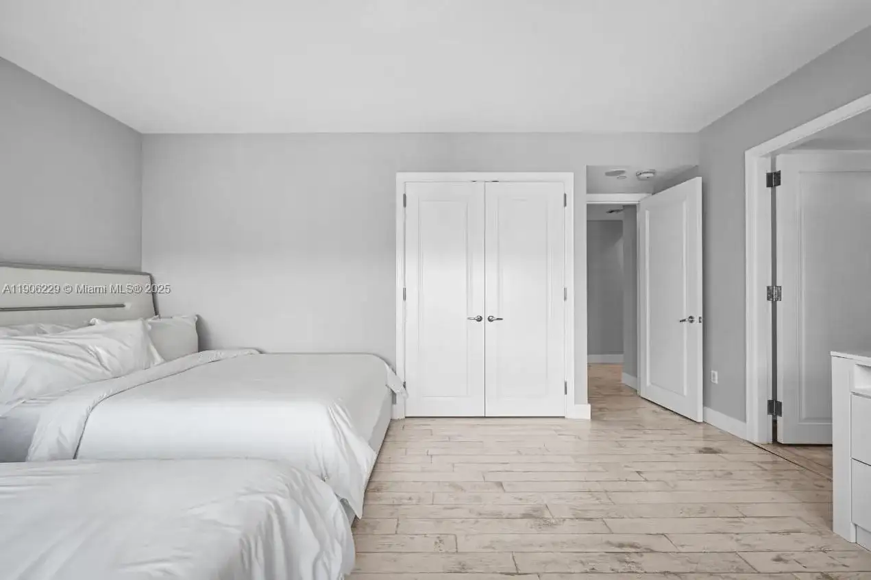 1435 Brickell Ave # 3401, Miami FL 33131 photo 4