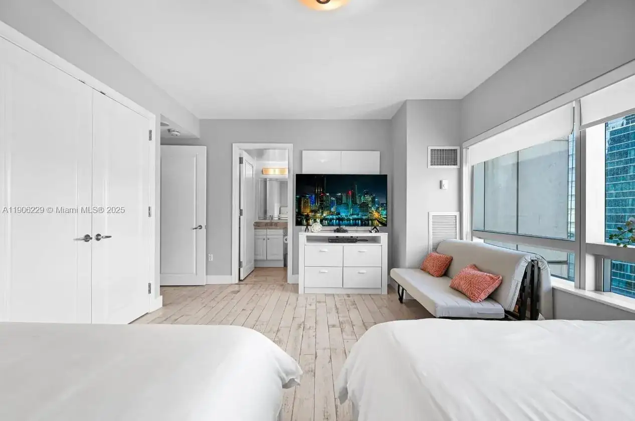 1435 Brickell Ave # 3401, Miami FL 33131 photo 5