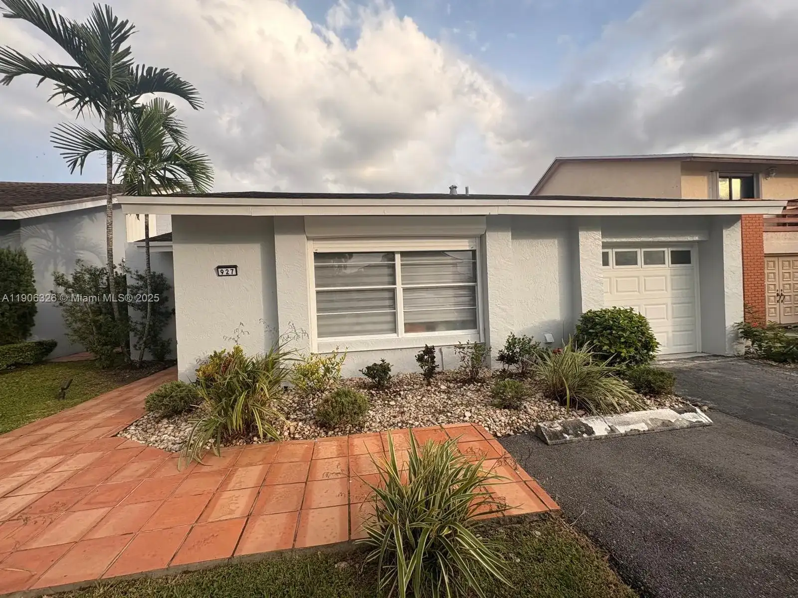 927 NW 106th Ave Cir, Miami FL 33172 photo 2