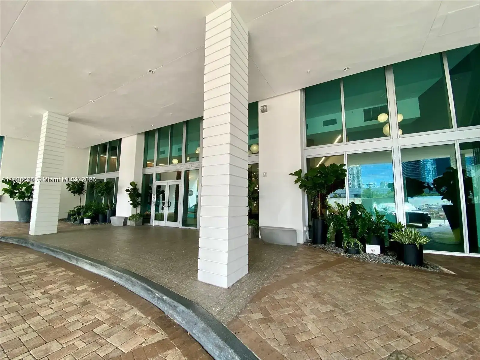 350 S Miami Ave # 1905, Miami FL 33130 photo 2