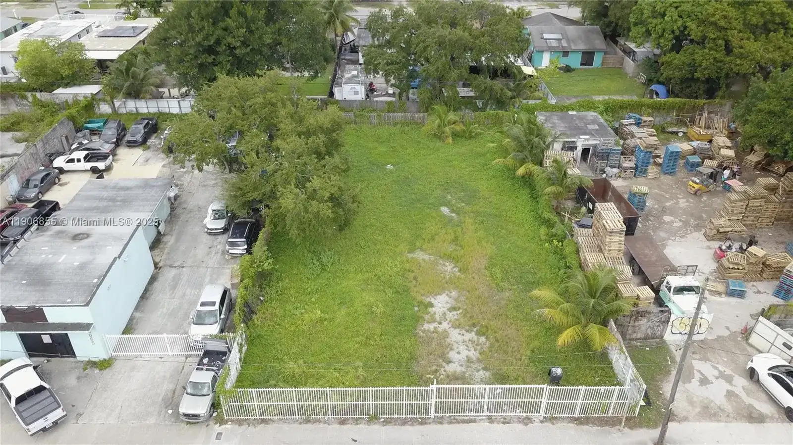 3039 NW 54th St, Miami FL 33142 photo 2