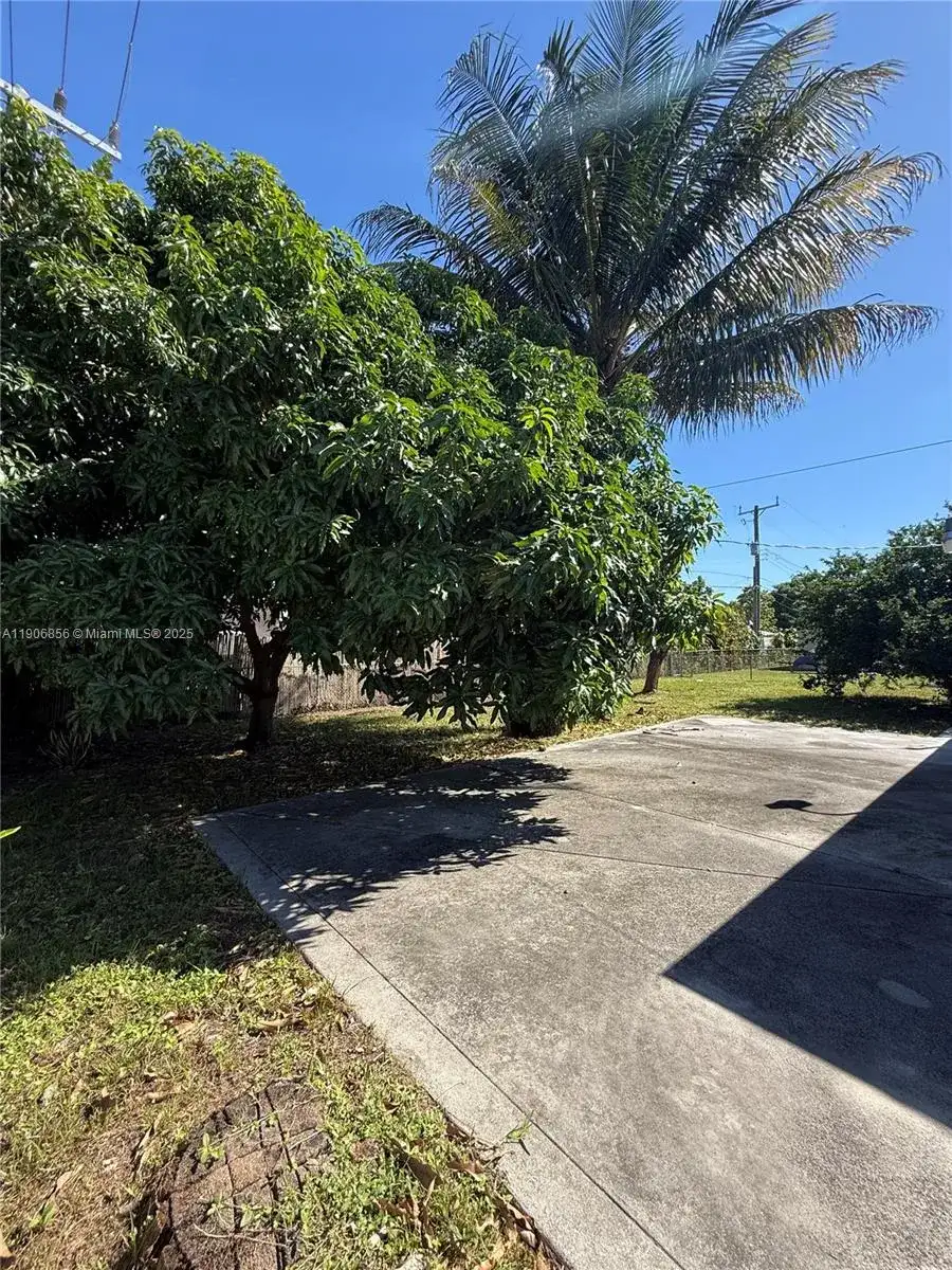 11325 NW 59th Ct, Hialeah FL 33012 photo 4