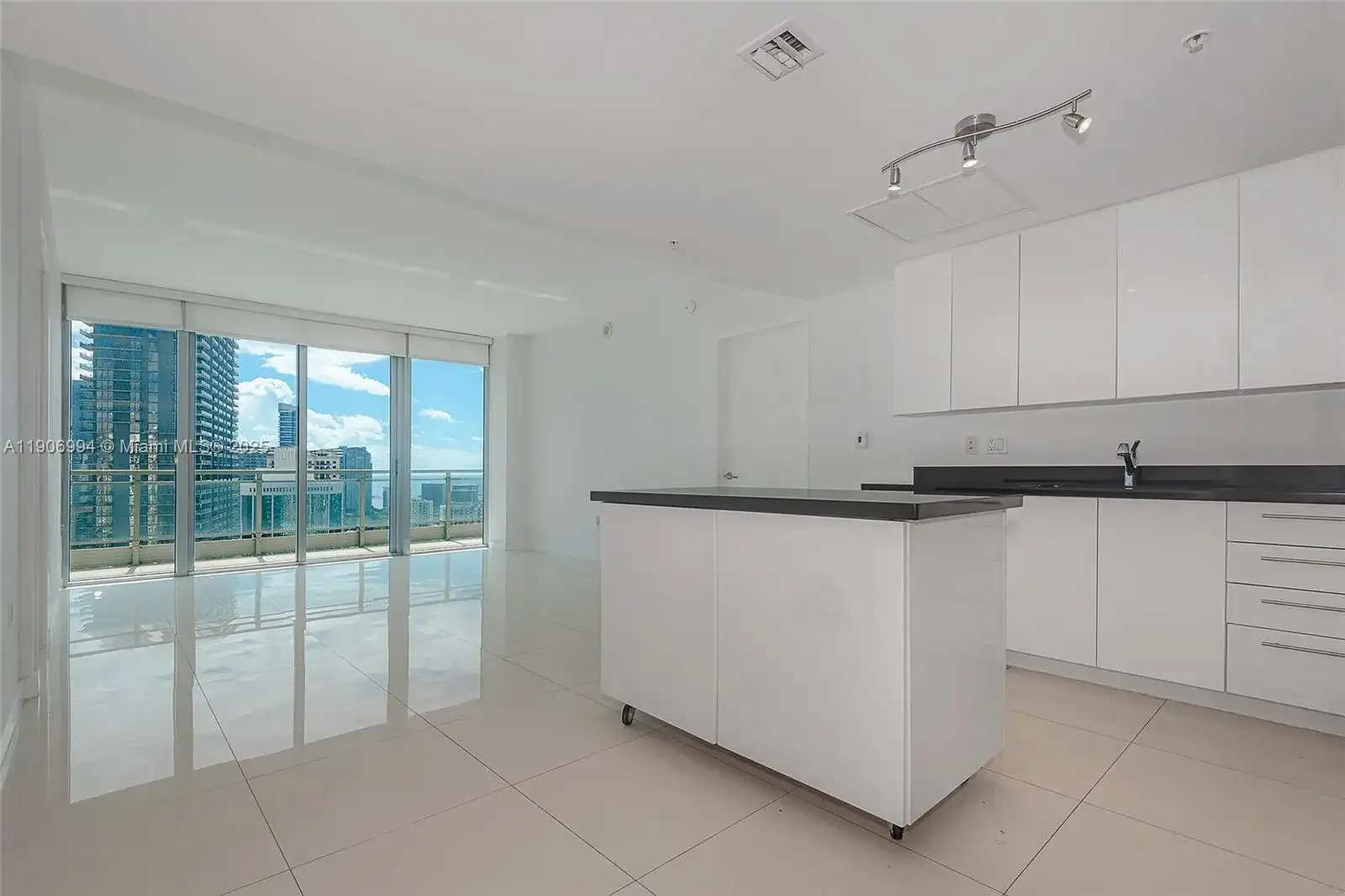 92 SW 3rd St # 3503, Miami FL 33130 photo 2