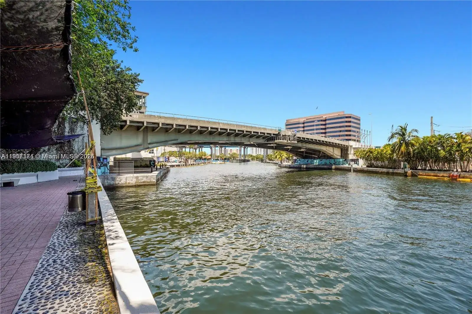 185 SW 7th St # 3100, Miami FL 33130 photo 3