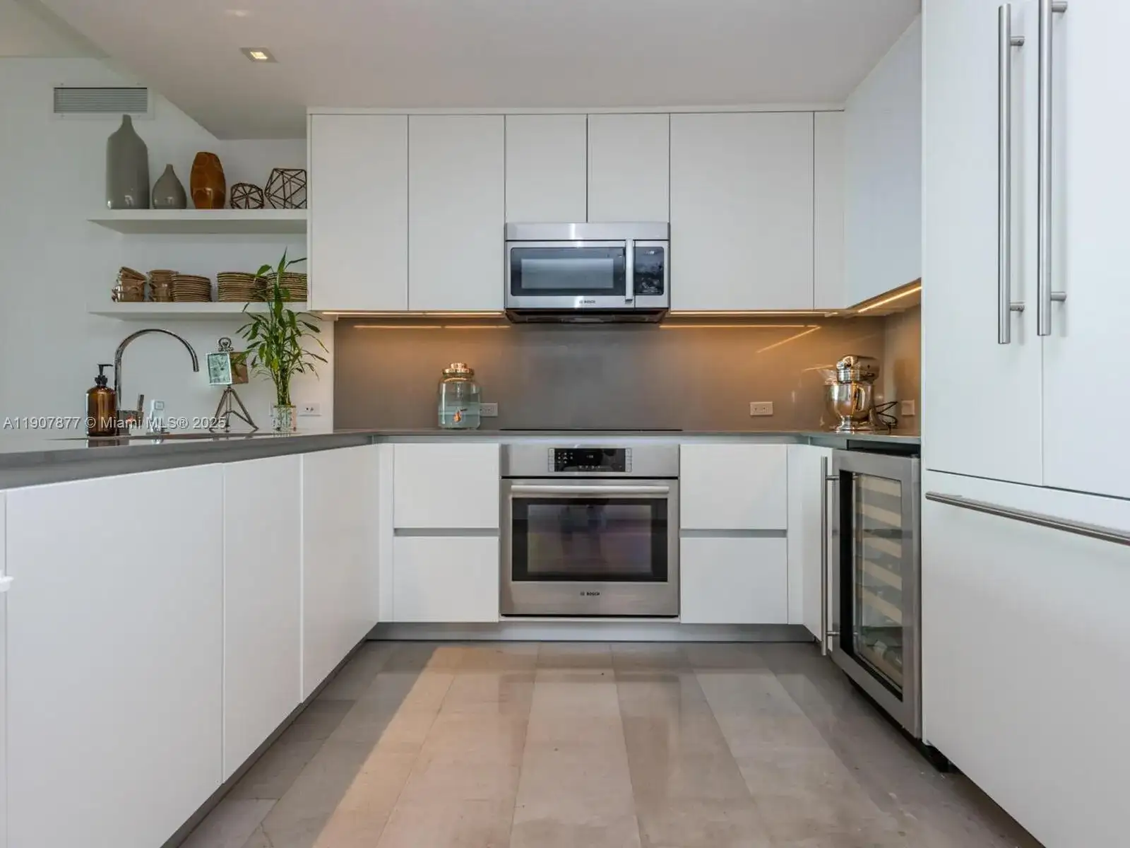 68 SE 6th St # 2304, Miami FL 33131 photo 4