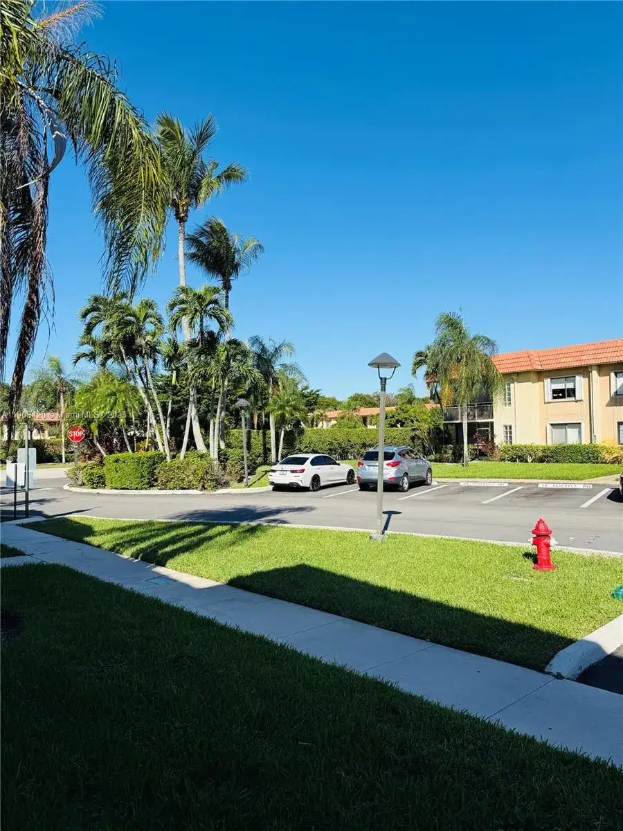 398 Lakeview Dr # 205, Weston FL 33326 photo 2
