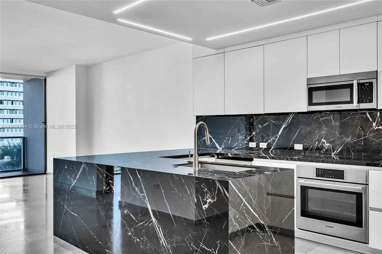 88 SW 7th St # 806, Miami FL 33130 photo 2