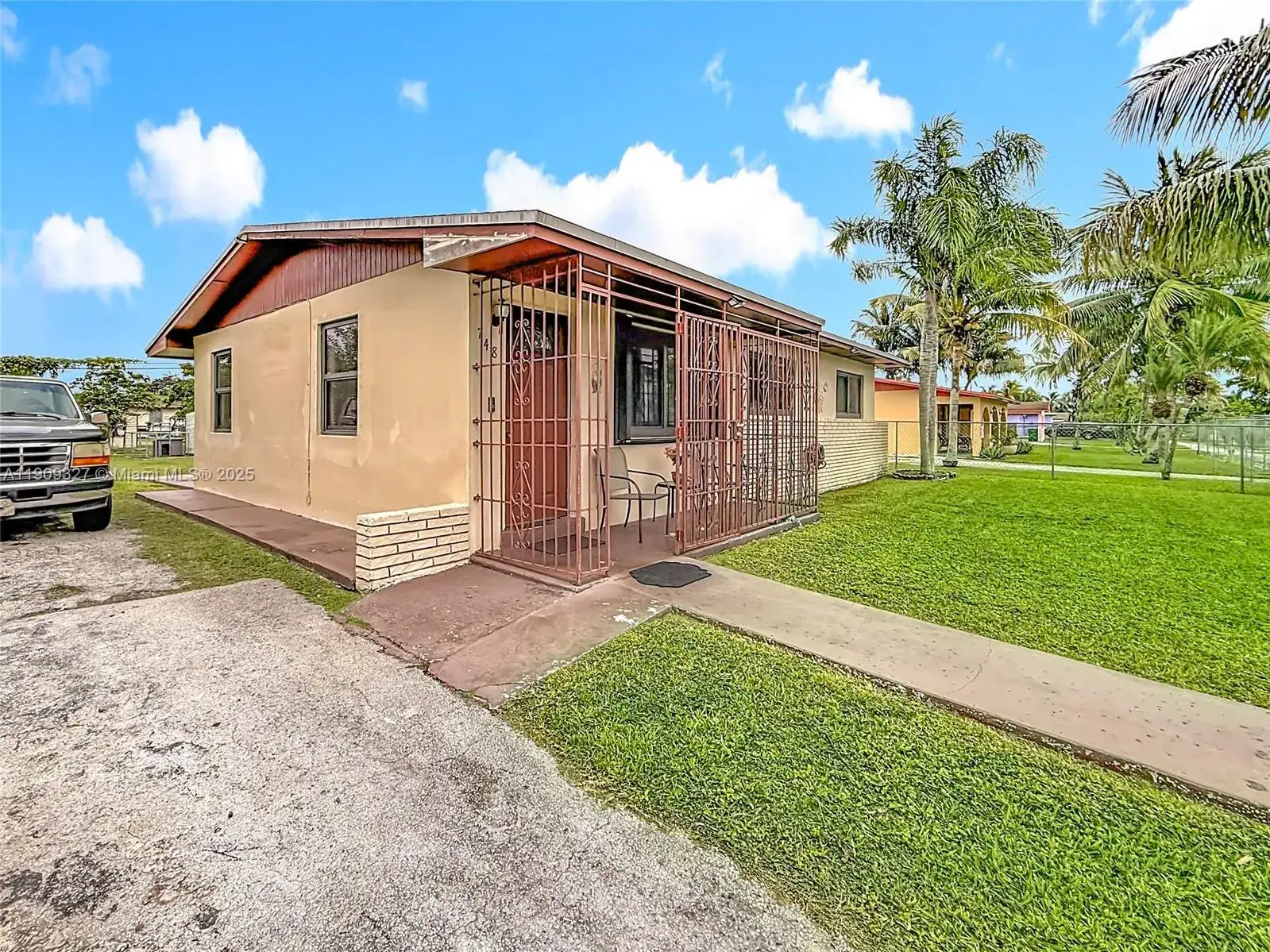 748 NW 2nd St, Florida City FL 33034 photo 3