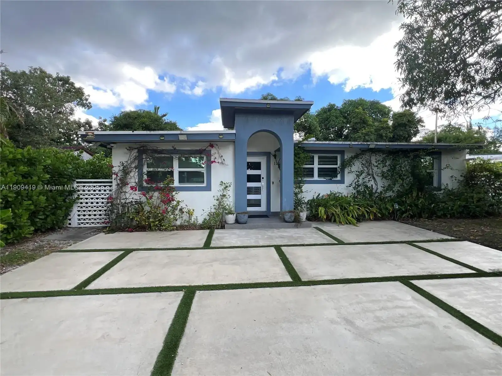 12685 NW Miami Ct, North Miami FL 33168 photo 2