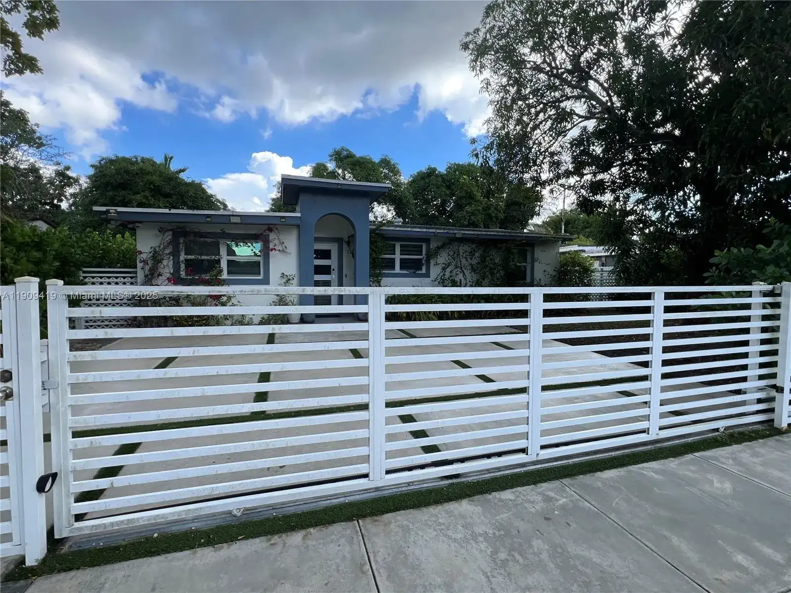 12685 NW Miami Ct, North Miami FL 33168 photo 3