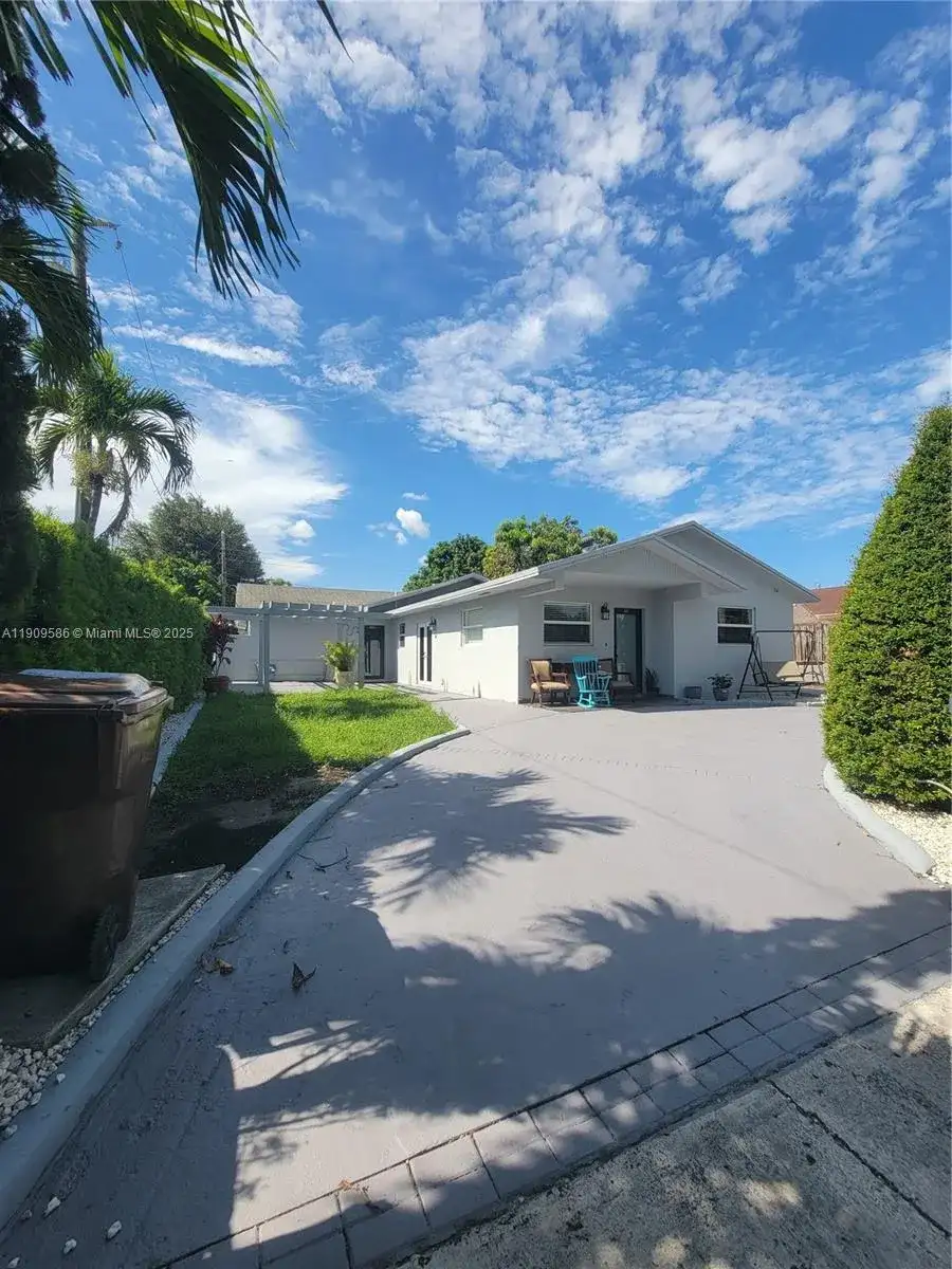 25 E 53rd Ter, Hialeah FL 33013 photo 2