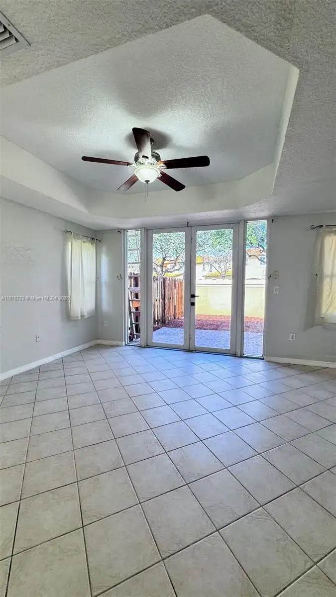 15245 SW 30th Ter, Miami FL 33185 photo 4