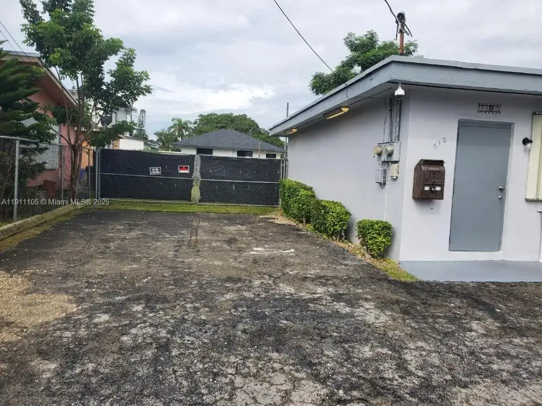 512 SW 6th Ave, Homestead FL 33030 photo 2