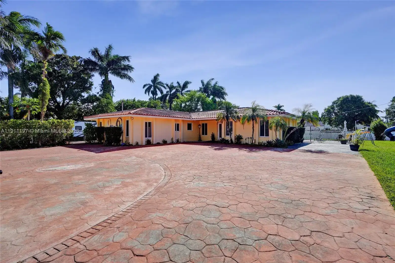 2 NE 160th St, Miami FL 33162 photo 2