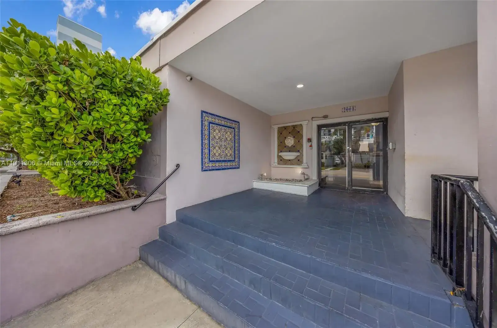 2001 Polk St, Hollywood FL 33020 photo 2