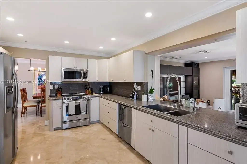 21280 NE 23rd Ave, Miami FL 33180 photo 5